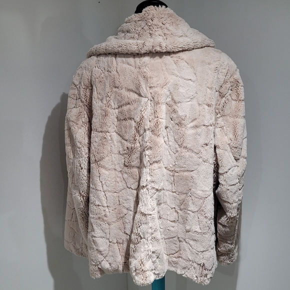 Novelti Women's Oversized Faux Fur Jacket 20 Cream Cruelty Free Cozy Maximalist - Picture 6 of 10